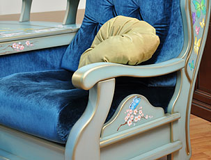Мягкое кресло в синей обивке